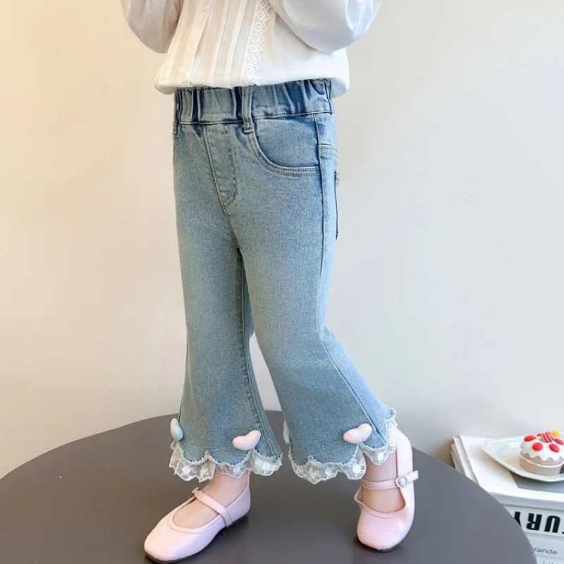 

Новые весенние джинсовые брюки для девочек, корейские модные джинсы с расклешенными штанинами и кружевной отделкой в форме сердца для маленьких девочек ростом 90-140 см.