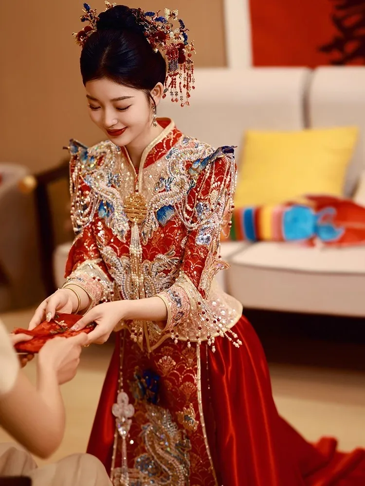

New Chinese-style wedding dress for brides