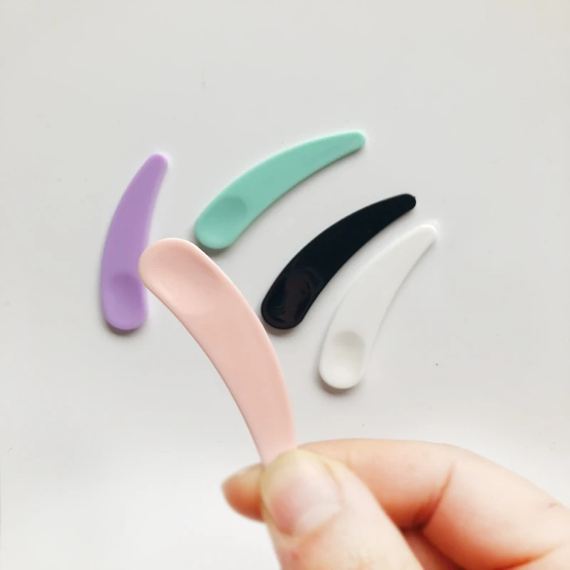 100pcs/lot Mini Cosmetic Spatula Scoop Disposable Mask White Black Green Purple Plastic Spoon Makeup Tool 5.5cm