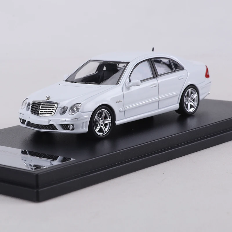 King Model 1:64 E63 AMG W211 Die-cast alloy simulation car model toy collection display piece view 5