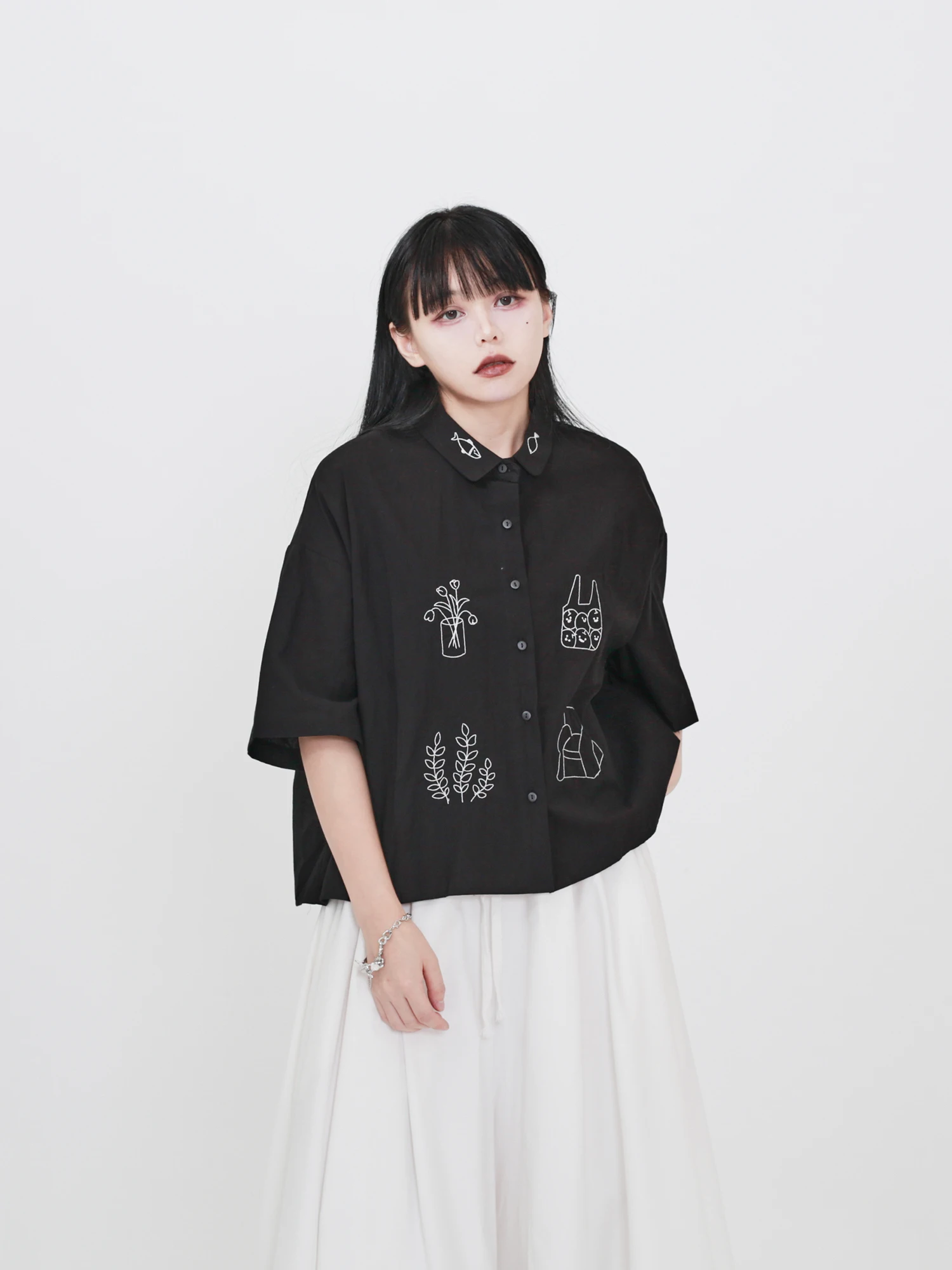 

Лето 2025: Новая женская футболка с коротким рукавом, вышивкой, геометрическим узором, 3D-вышивкой, винтажная, свободного кроя, из чистого хлопка, повседневная.