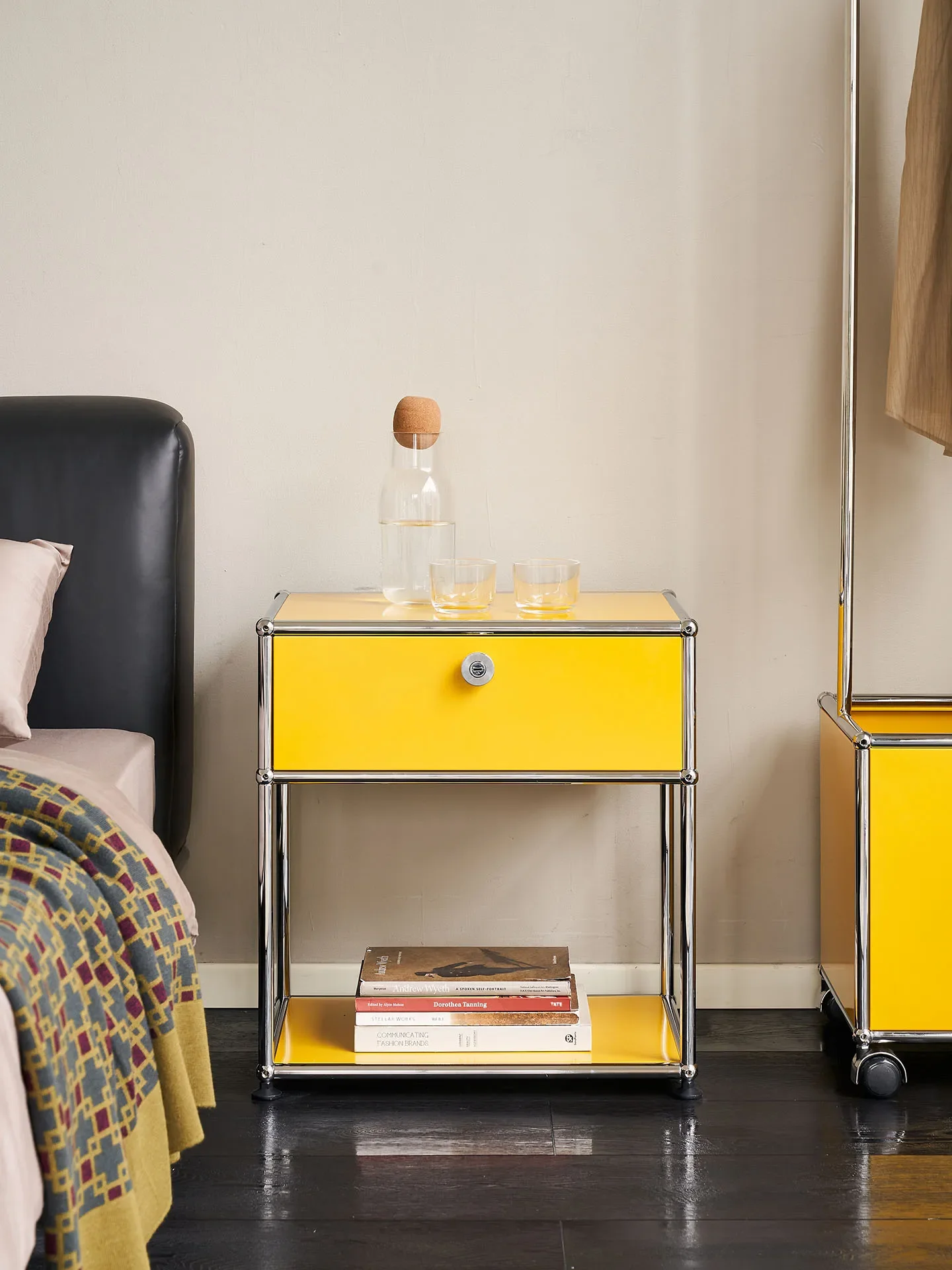 Comodino versatile per camera da letto minimalista