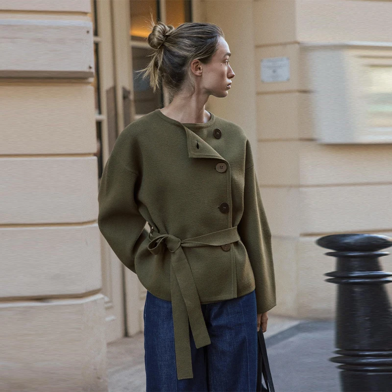 سترة نسائية للخريف والشتاء برقبة دائرية معطف بصدر واحد وأكمام طويلة ملابس خارجية فضفاضة مع حزام 2025 ملابس خروج نسائية جديدة