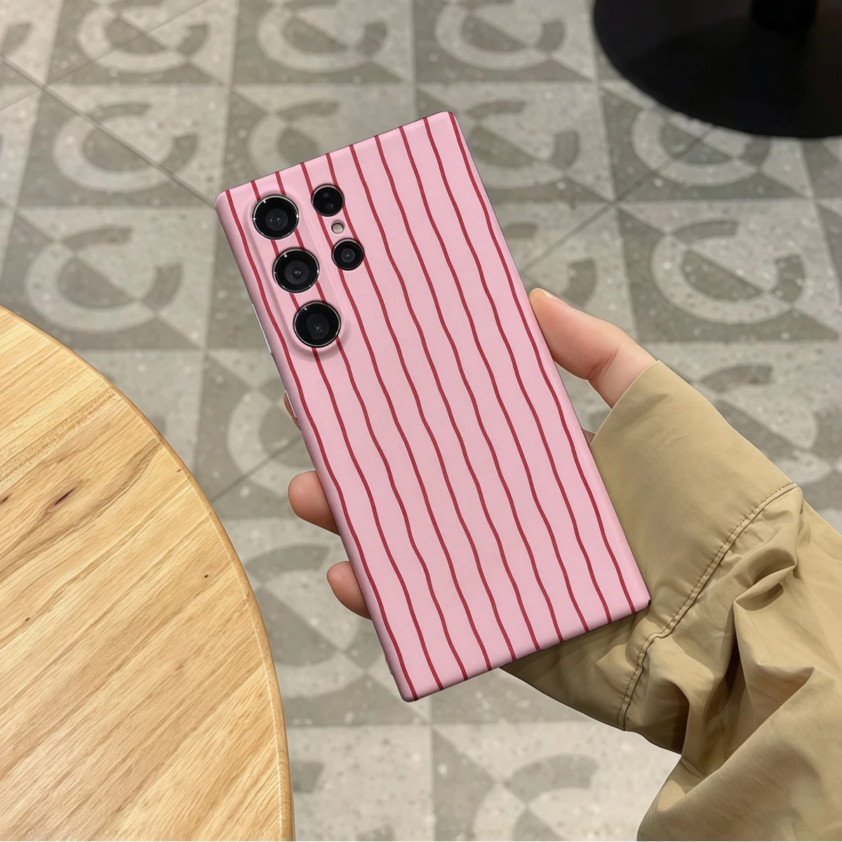 핑크 버건디 색상의 물결무늬 디자인, 삼성 갤럭시 S2 - Samsung Galaxy S24 리뷰 및 가격