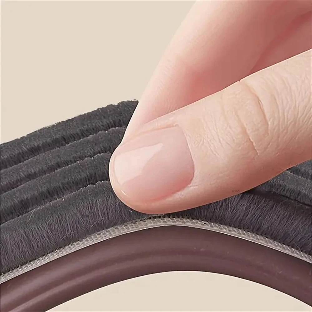 بولي كلوريد الفينيل الباب السفلي السير الوقائي ختم الغبار وعزل الضوضاء شريط عازل الشريط ذاتية اللصق مشروع الباب سدادة شرائط عازل