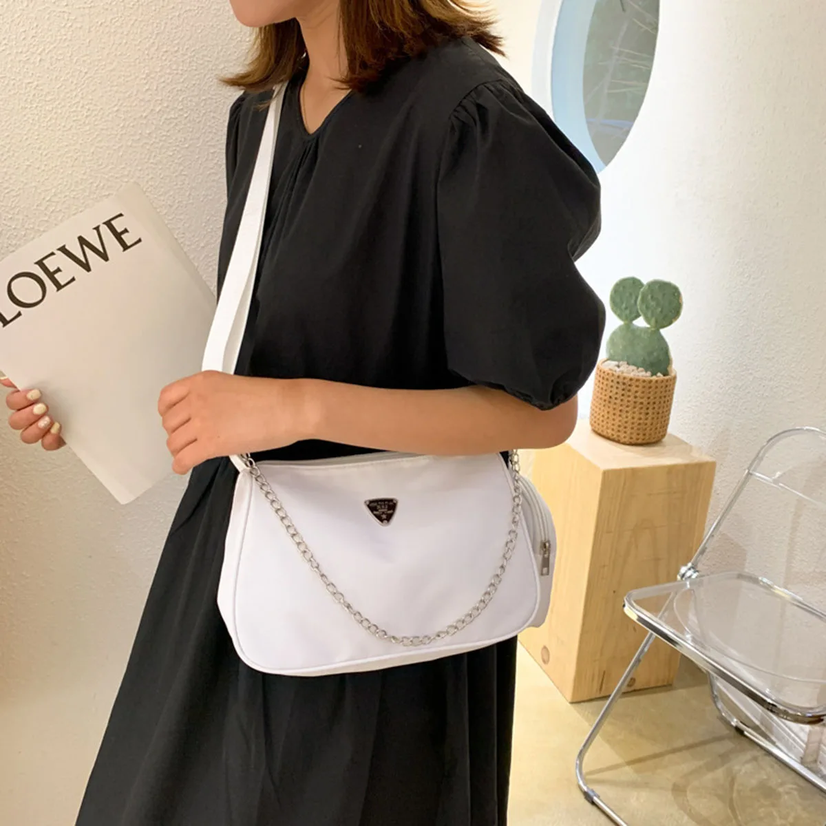

Early spring vintage-style crescent versatile black chain underarm baguette shoulder bag