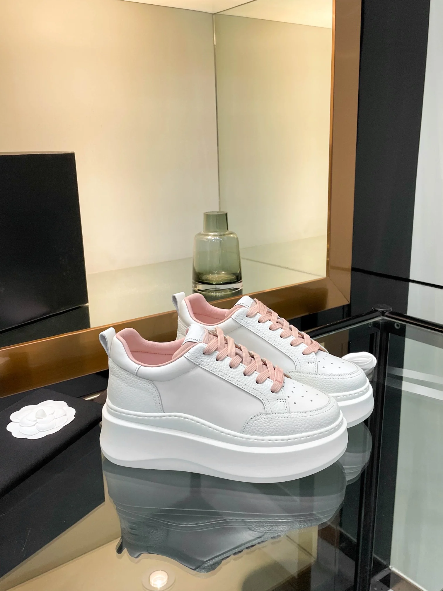 Arch Support Unisex Skate Board Shoes Casual Lace Up Sneakers Wear Resistant Non Slip Outsole Soft Breathable Upper Couple Footwear For Long Time Walking Commute Men Women