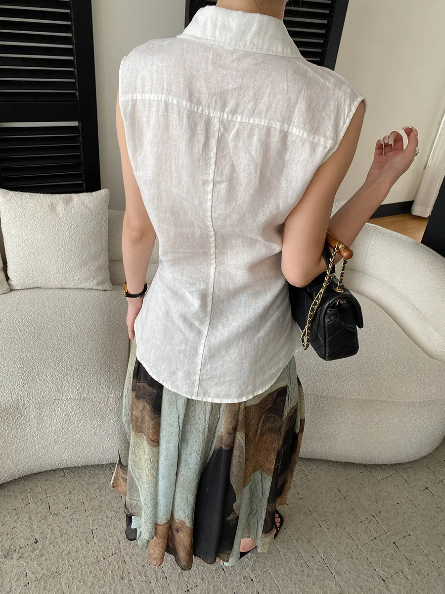 Sommerliches Damen-Freizeithemd in einfarbigem Design mit unregelmäßiger seitlicher Schnalle und umklappbarem Kragen, ärmellos – Detail 17