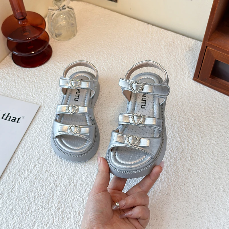 

Новое поступление 2025, модная летняя детская верхняя одежда, обувь со стразами и бантом, сандалии принцессы для маленьких девочек