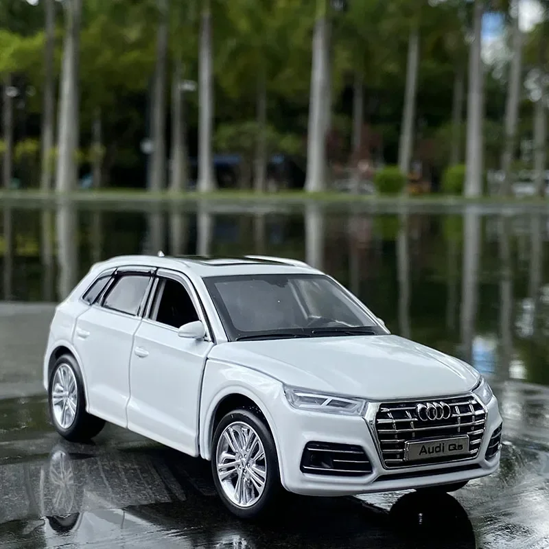 

1:32 AUDI Q5 SUV Alloy Car Model Diecasts Metal Toy Vehicles Car Model High Simulation Sound Light Collection Kids Toy Gift A11