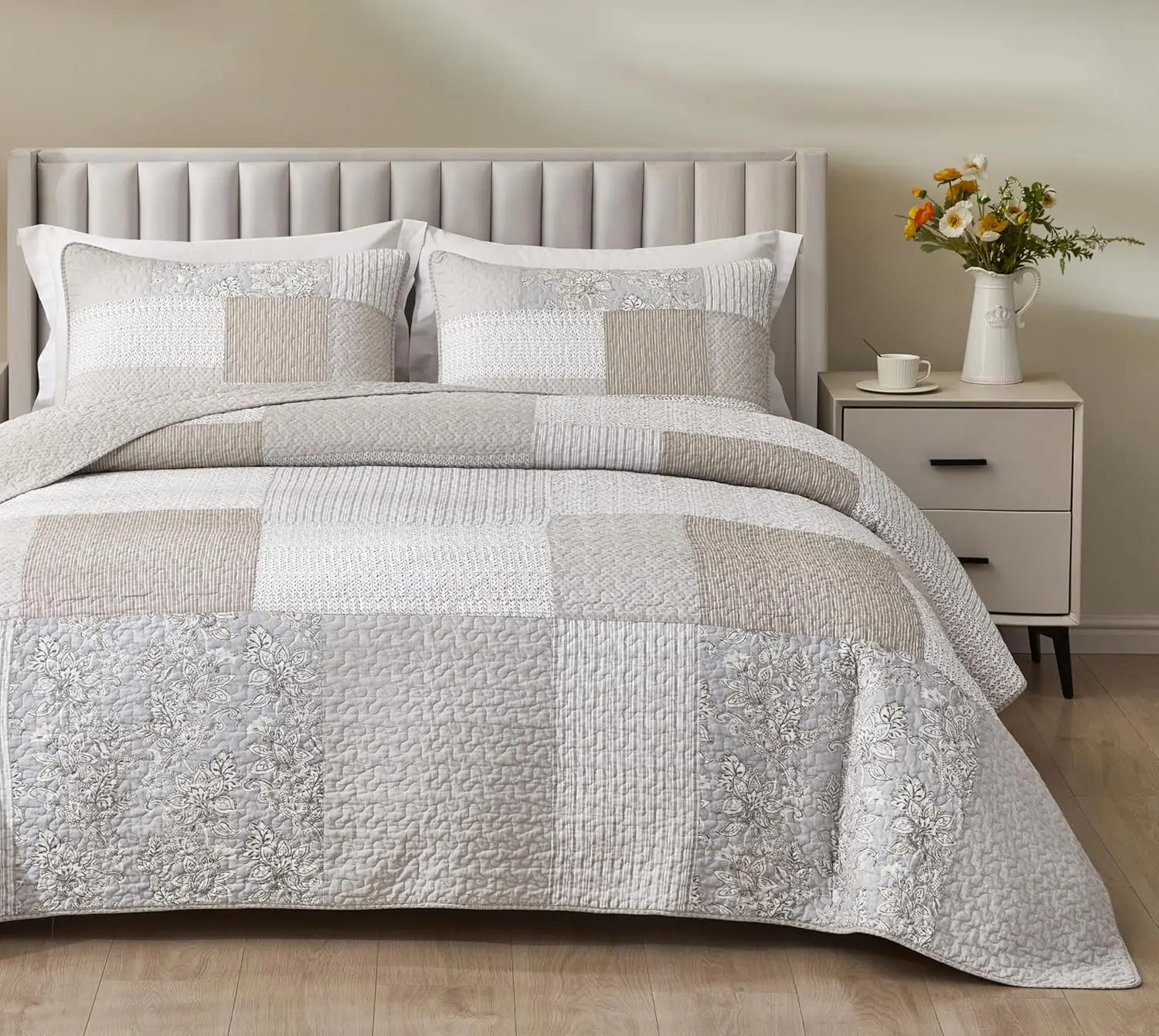 

Комплект из 3 предметов: нейтральный серо-бежевый и белый стеганый плед с цветочным узором - размер Queen, двустороннее покрывало