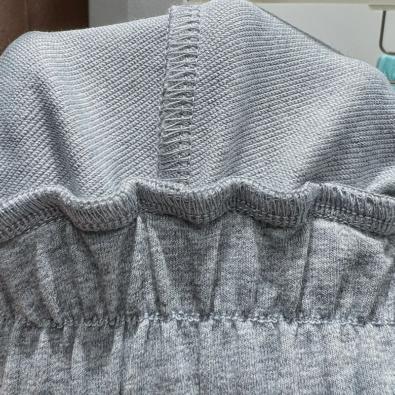 تي شيرت نسائي بكتف واحد على الطراز الفرنسي بأكمام قصيرة صيفي متوسط الأكمام محبوك من الأسفل نصف كم أحمر بكتف واحد عالي