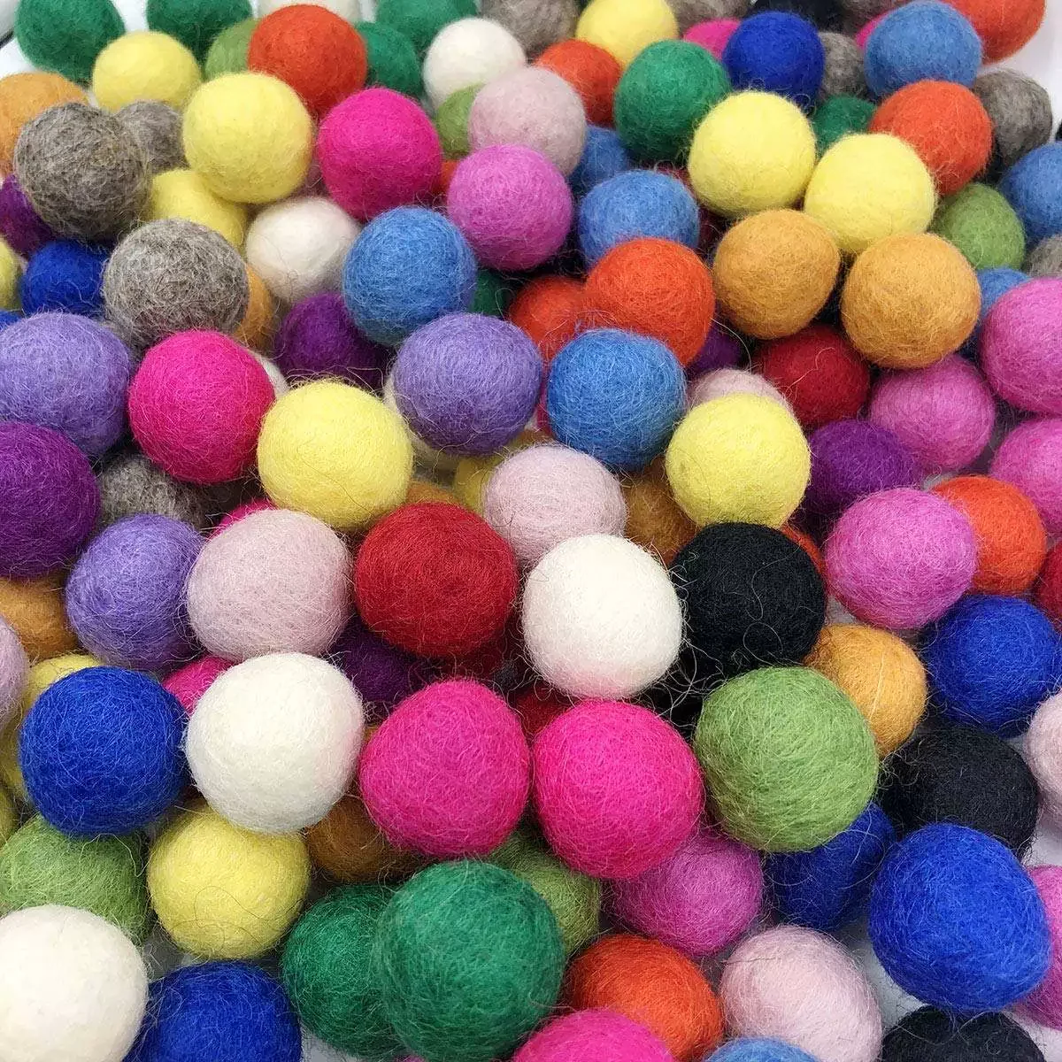 20 Stück 2cm Wollfilzkugeln Runde Filz-Pompons in Gemischten Farben Großhandel Weihnachtsparty-Deko DIY Näh- und Bastelbedarf
