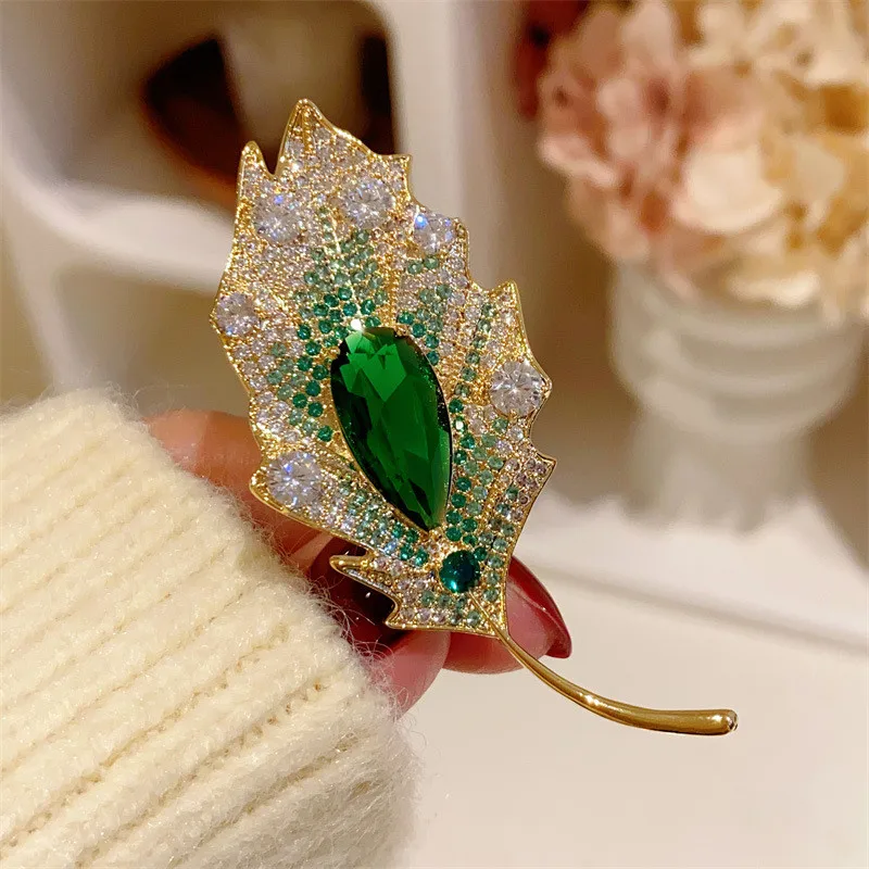 CC Luxury Brooches Gradient Green Color Coat Pins Full of Shining Zirconia Corsage Imitation Emerald High-end Suit Pin Gift