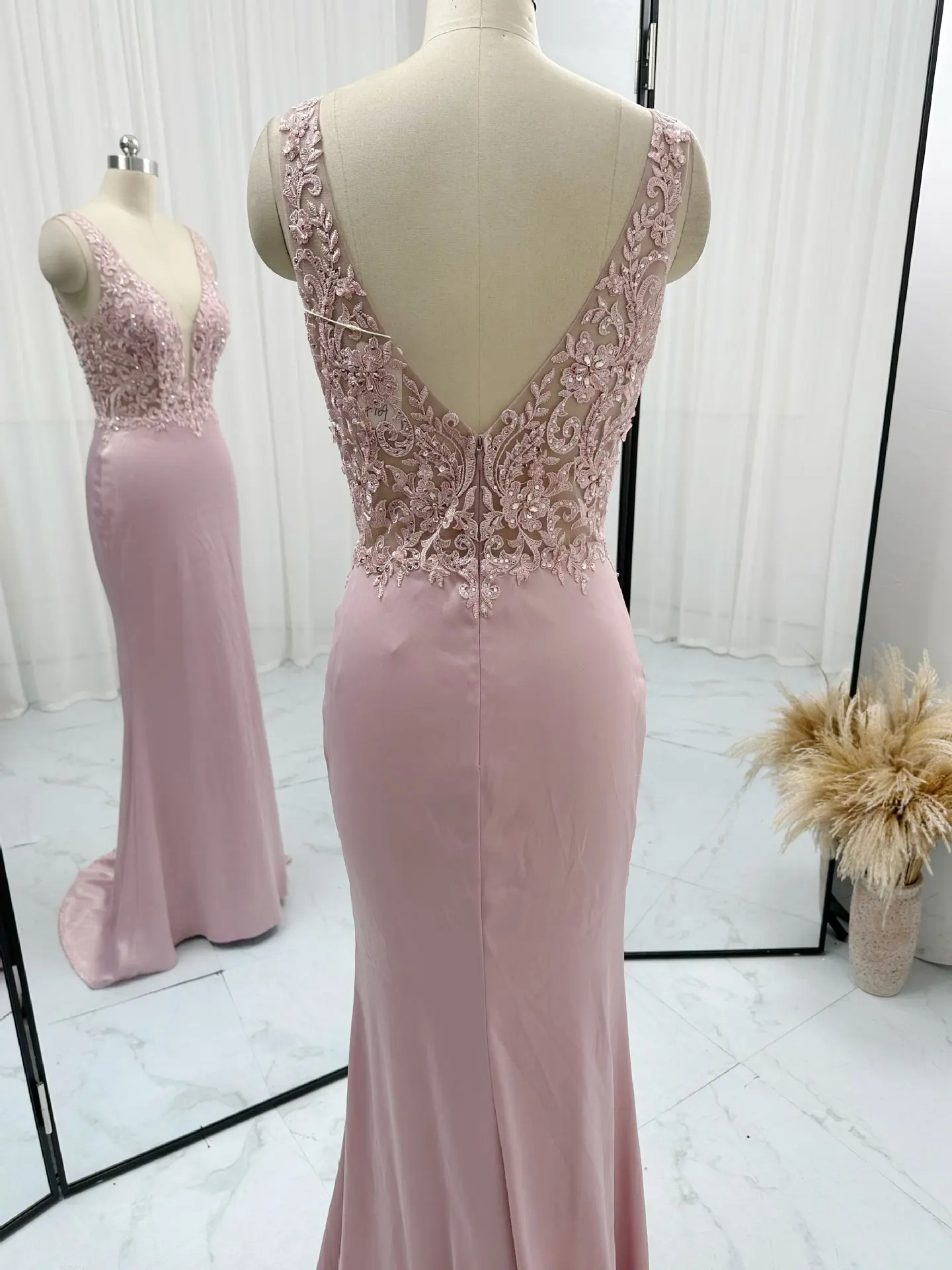 Vestido de noche de cola delgada de sirena expuesta con cuello en V profundo, hombros descubiertos, falda Sexy rosa, M1795