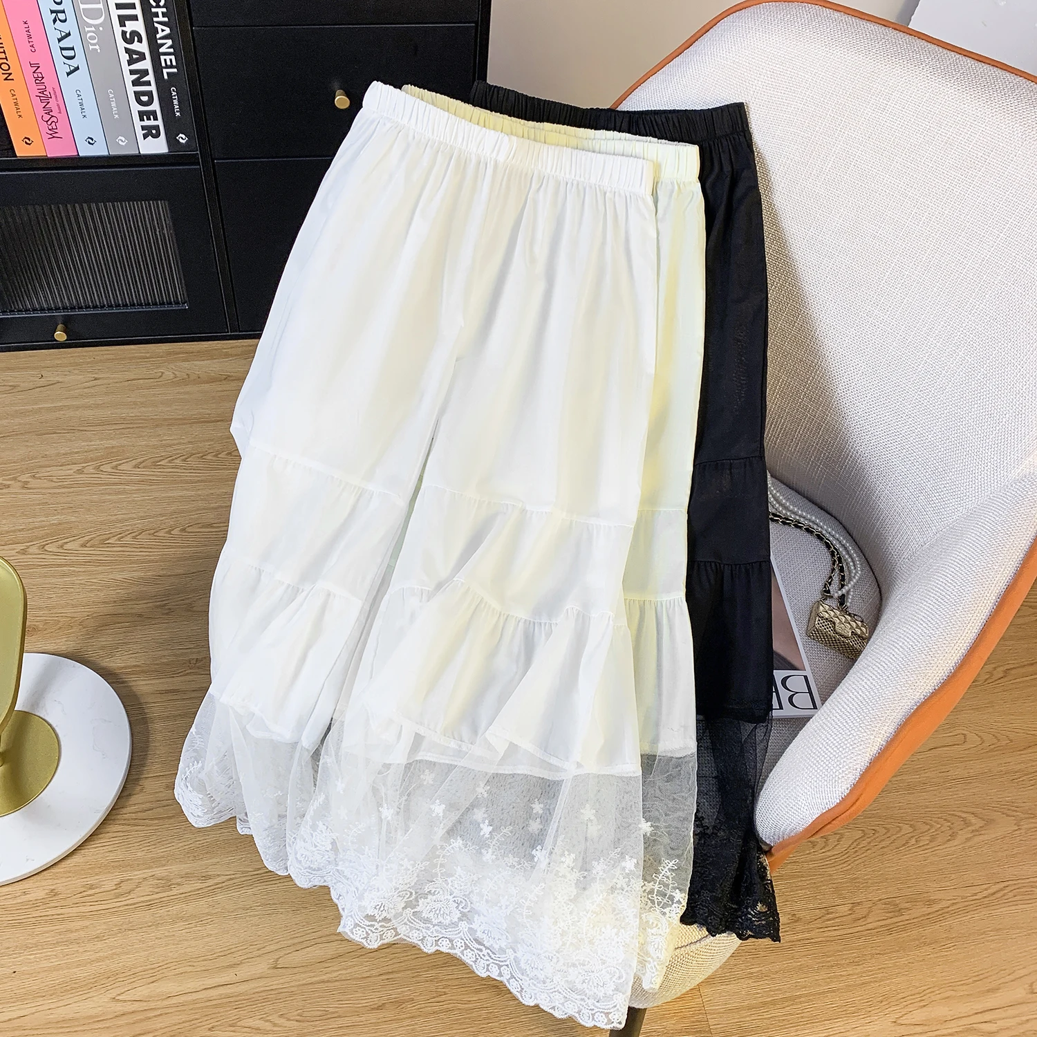 

Многослойные широкие брюки с кружевной отделкой. Тонкие прозрачные брюки-ботинки. Свободный крой. Универсальная многослойная внутренняя одежда.