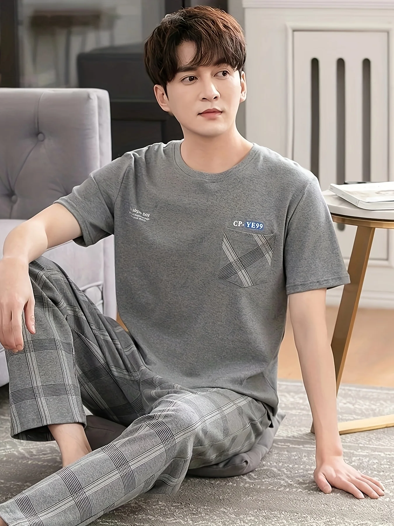 

Мужской комплект домашней одежды в клетку из двух предметов с карманами — топ и брюки с круглым вырезом, короткими рукавами, всесезонная удобная пижама