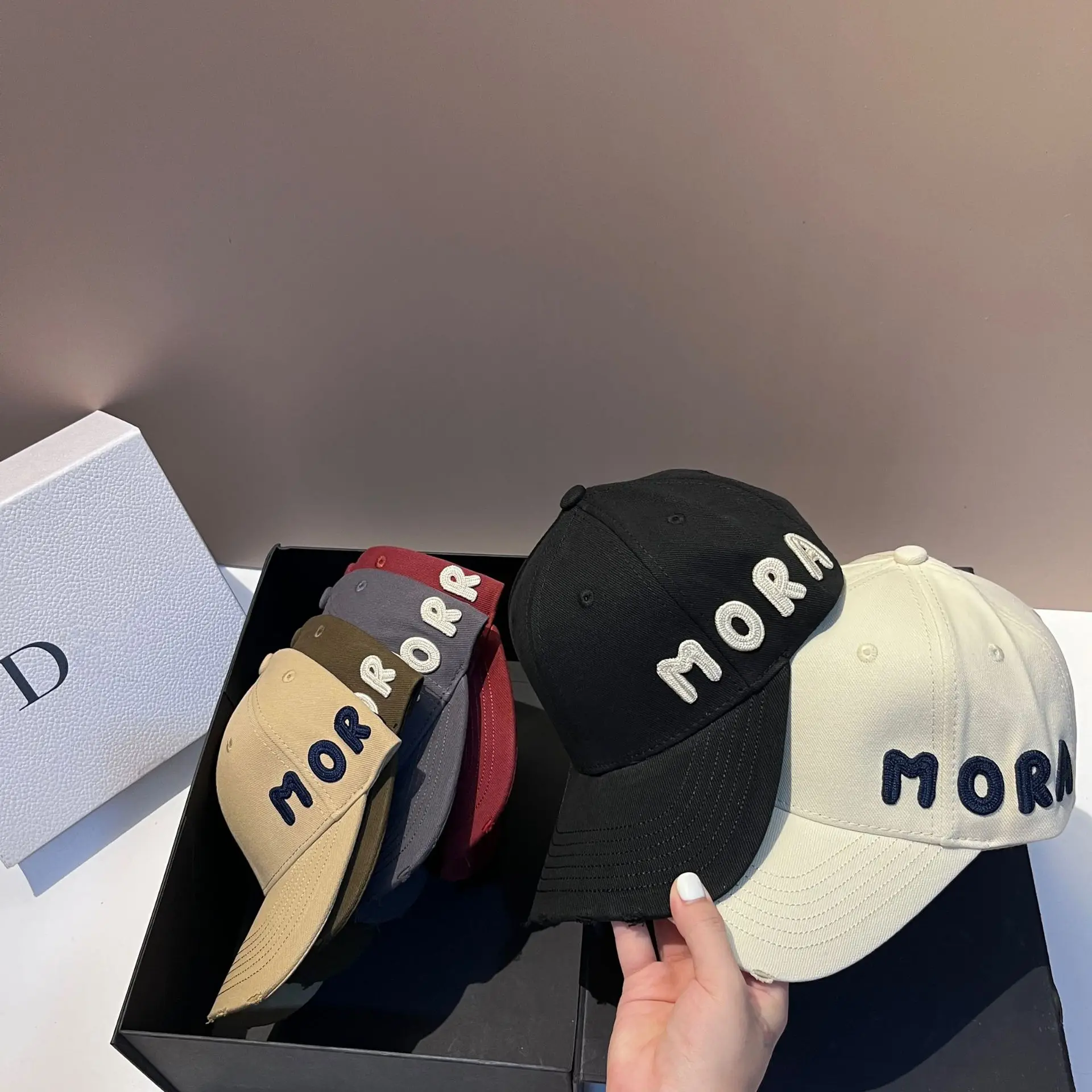 

Premium Embroidered Hardtop Baseball Cap 100% Cotton Lightweight Luxury Fashion Hat Outdoor Casual Age Reduction Cap Unisex