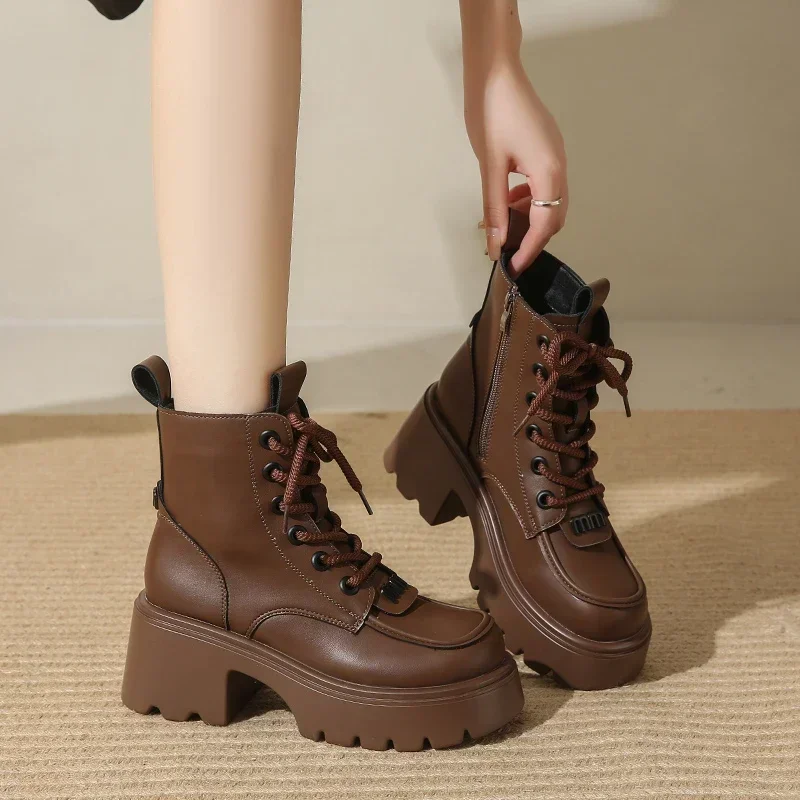 

Новые зимние женские теплые зимние туфли 7 см, ботильоны на массивном каблуке с круглым носком, кожаная обувь на высокой платформе для женщин, армейские короткие ботинки