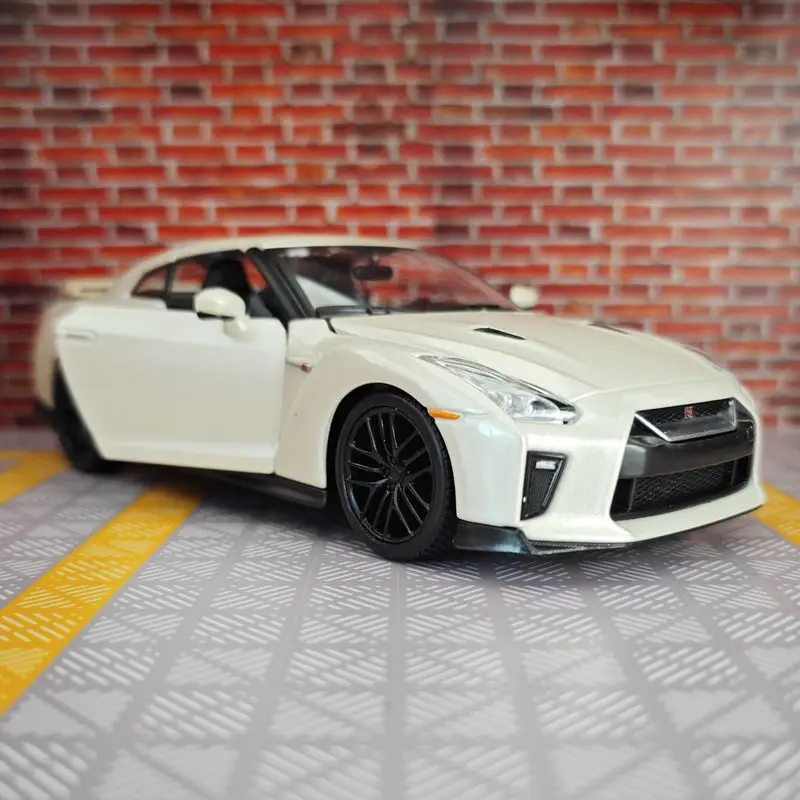 

Bburago 1:24 simulation Nissan GTR alloy car model static door and hood can be opened rich in details, finely crafted