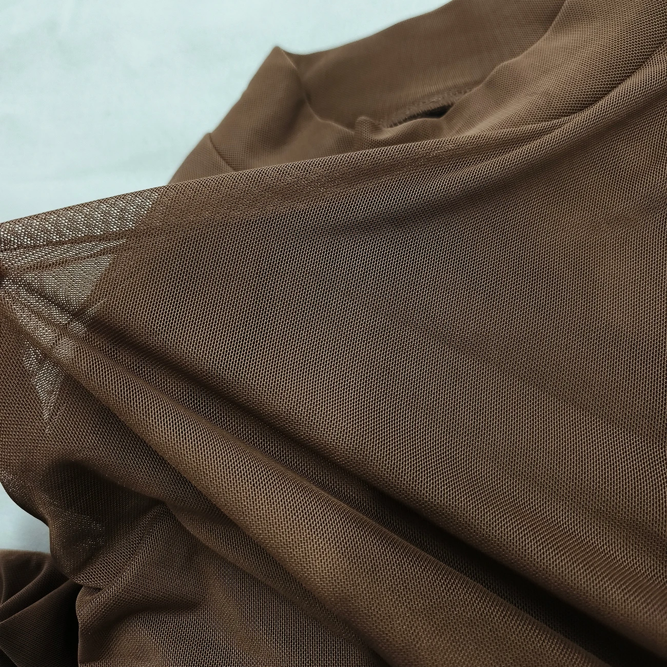 قميص AP للسيدات لخريف وشتاء 2026 شبكي فستان ماكسي مخملي برقبة على شكل V عالي الجودة