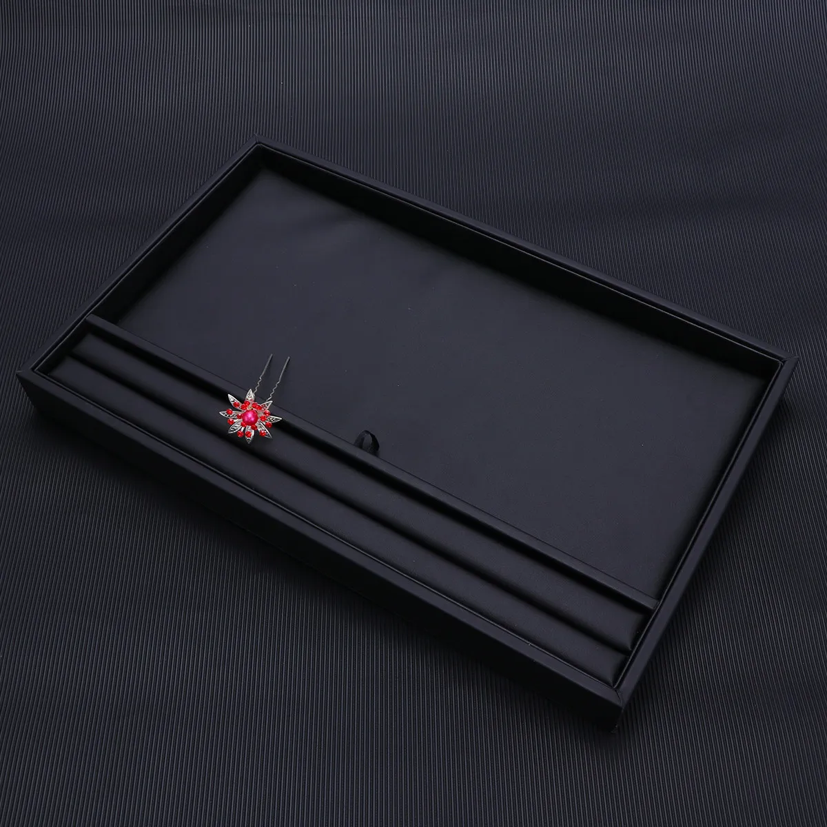 

Элегантный черный поднос из ПУ-кожи для демонстрации и хранения ювелирных украшений: колье, колец, подвесок. Органайзер для туалетного столика.