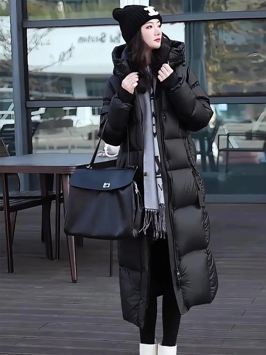 Długi płaszcz puchowy damski zimowy, modny, ocieplany, ciepły, biały płaszcz puchowy z kapturem, krój casual, elegancki, rekreacyjny.