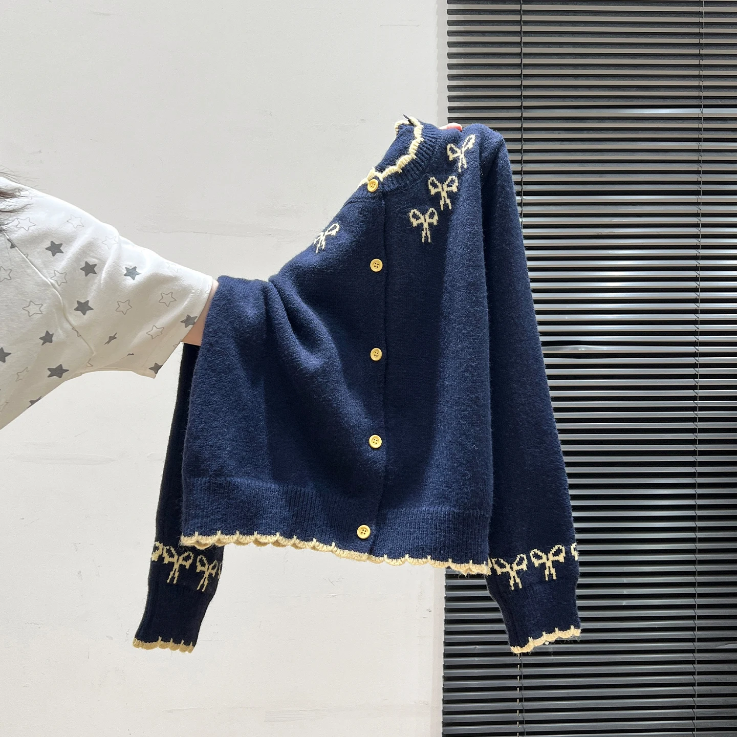 

Женские кардиганы и свитеры: весенние, этнические, укороченные, ажурные, с оборками, эластичные, с блокировкой цвета, со стразами, повседневные, из мохера, нежные