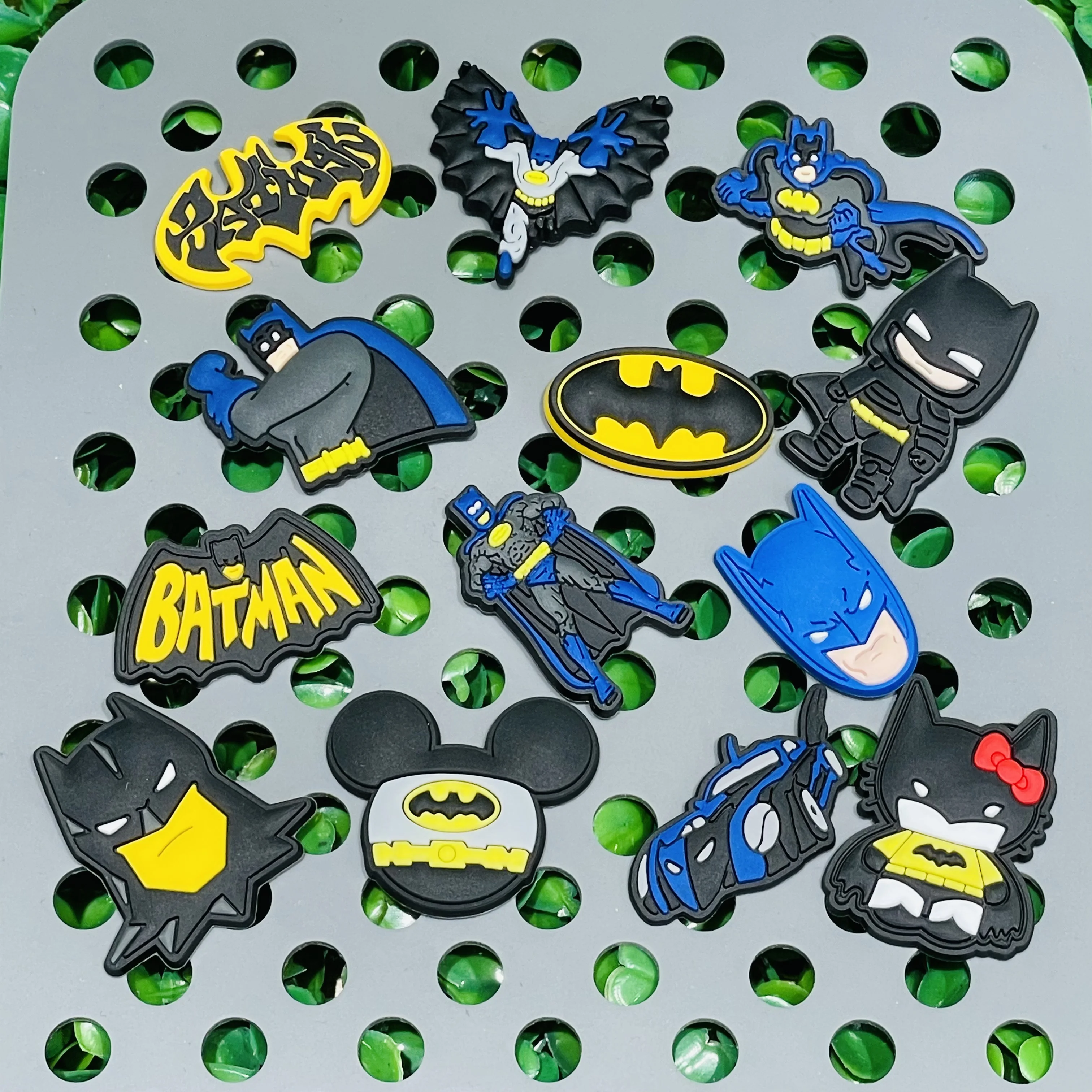 Super carro PVC sapatos encantos para meninos, herói, Batman, DIY, clog fivela, acessórios legais, presentes de festa infantil, sandálias, 1-13pcs