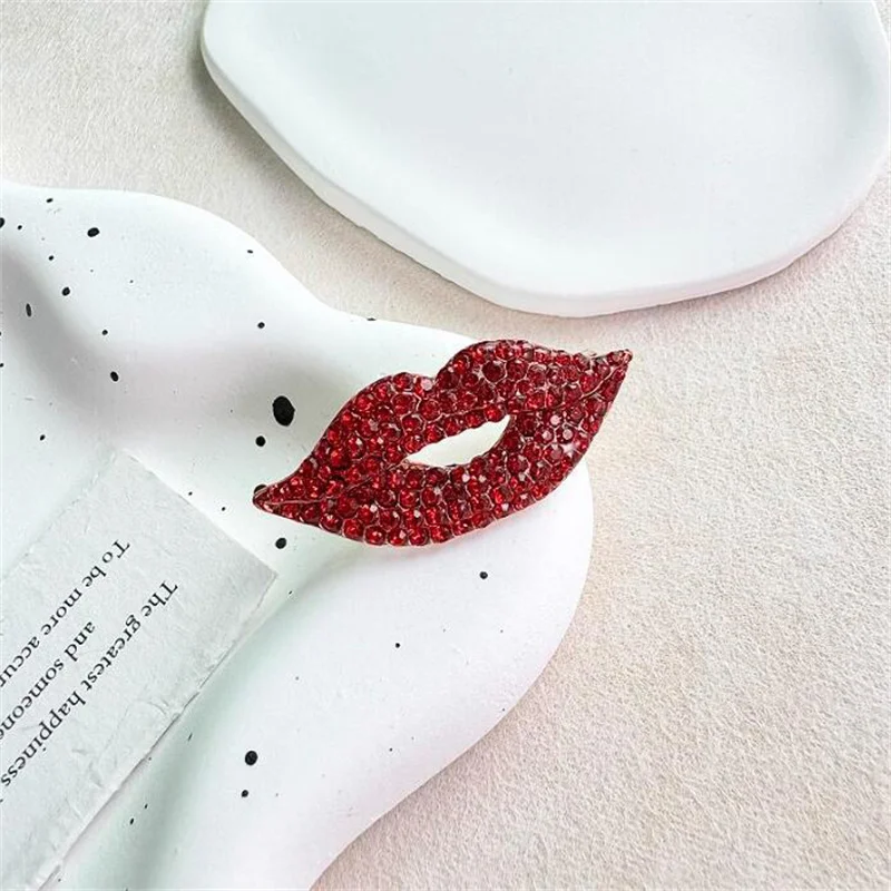 TW 1PC Wedding Accessories Gifts Fashion Sexy Lady Red Lips Brooches For Women Girls Creative Shining Luxury Mouth Brooch Pins