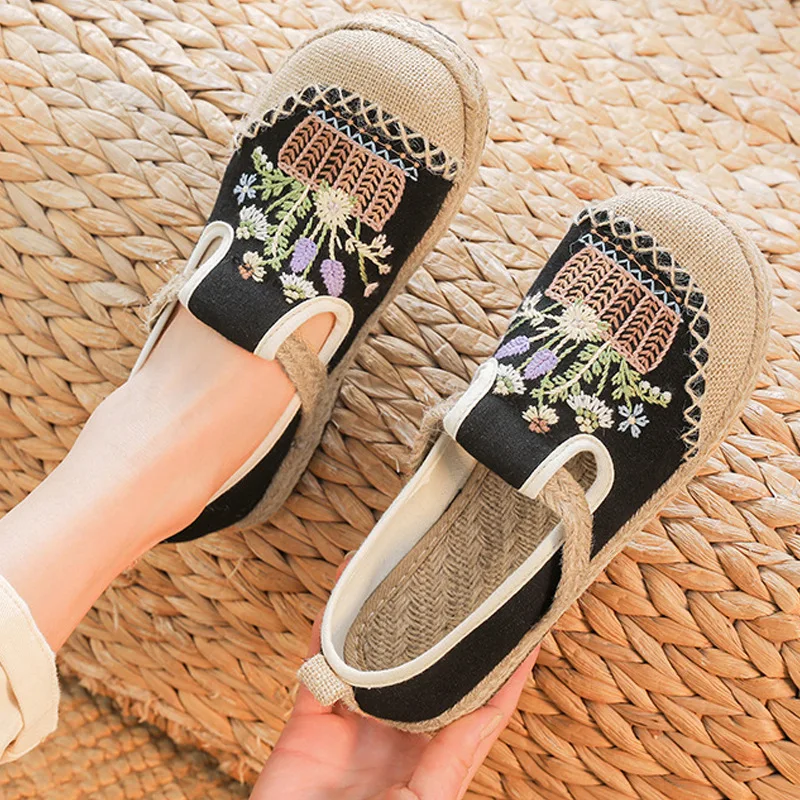 Female Embroidered Shoes Ethnic Style New Shallow Mouth Round Head Flats Floral Lightweight Non-slip Casual Slip on Loafers