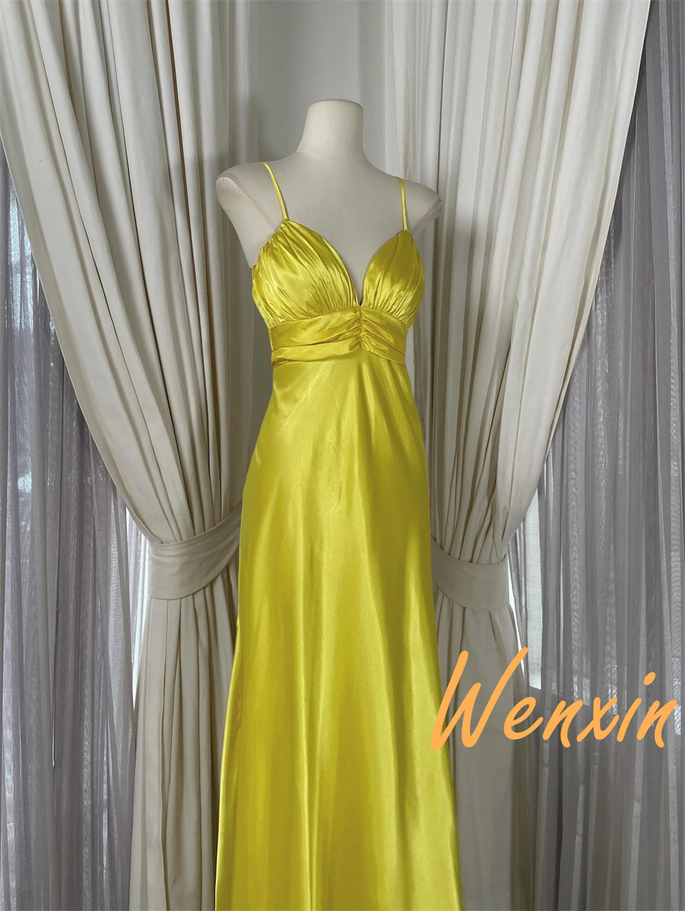 Robes de soirée en Satin jaune simples personnalisées, col en v, sans manches, robes de soirée à la mode pour occasions spéciales