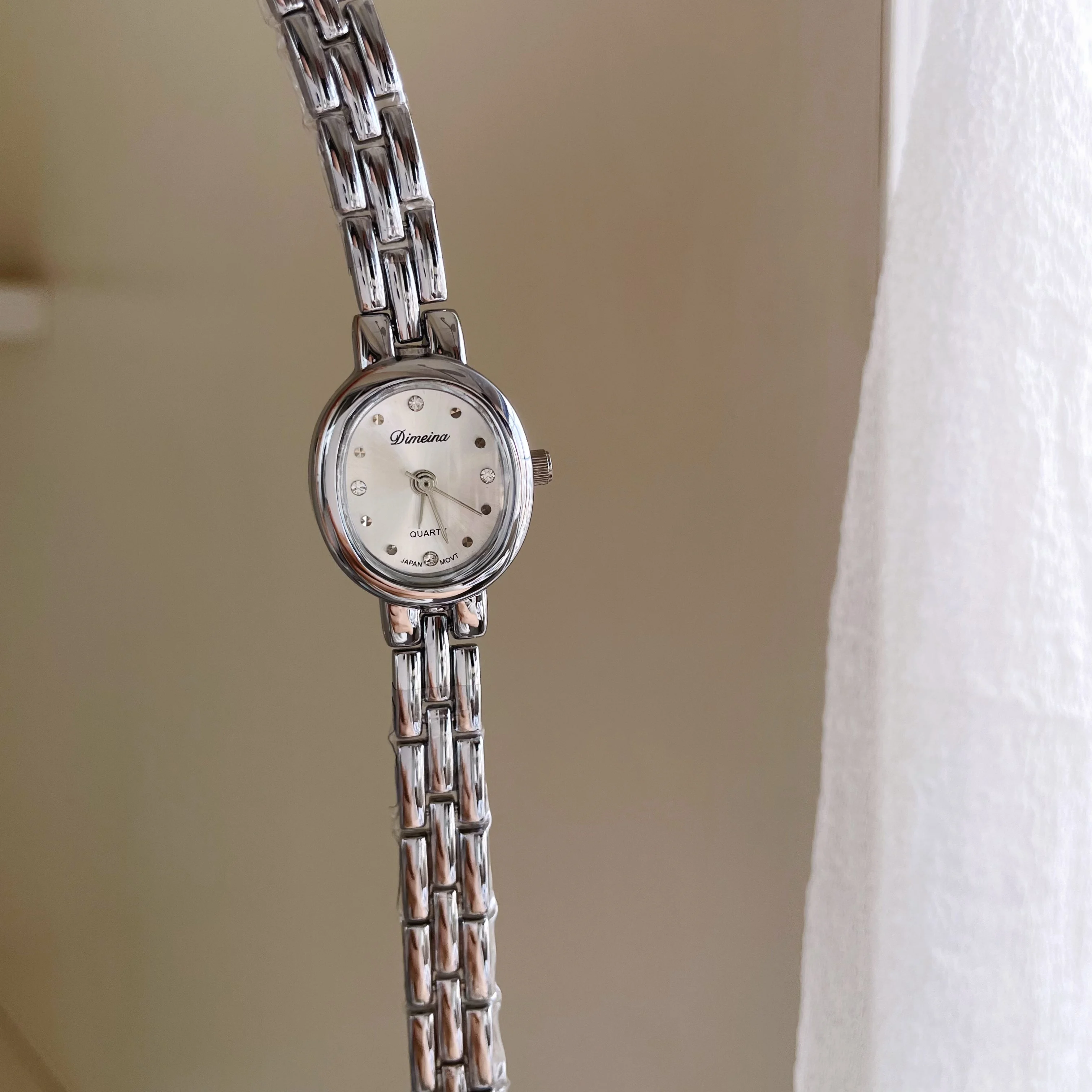 ساعة ذهبية صغيرة مع قرص بيضاوي صغير طراز عتيق ساعة نسائية رائعة ساعة كوارتز عصرية ساعة يد فاخرة عالية الجودة