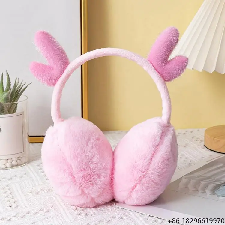 mignonnes-oreillettes-d'hiver-chaudes-et-douces-en-peluche