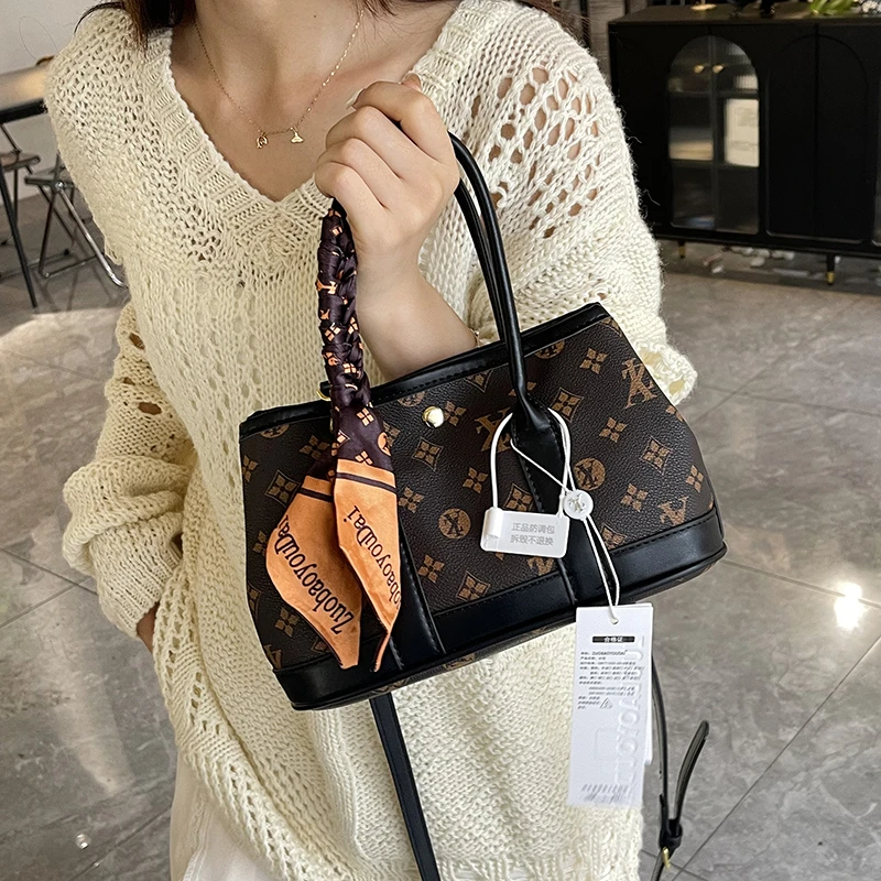 

Trendy Minimalist Diaper Bags For Women Vintage Leather Crossbody Bag Designer Shoulder Bag Elegant Large Capacity Messenger