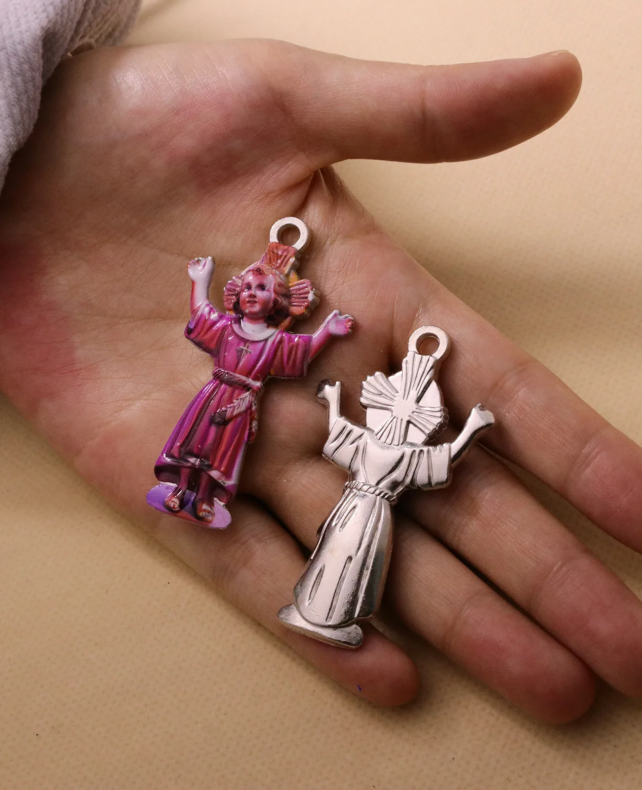 Catholic Divine Child Pendants Infant Jesus Christ Medal Charms for Baptism First Holy Communion Jewelry Accessories