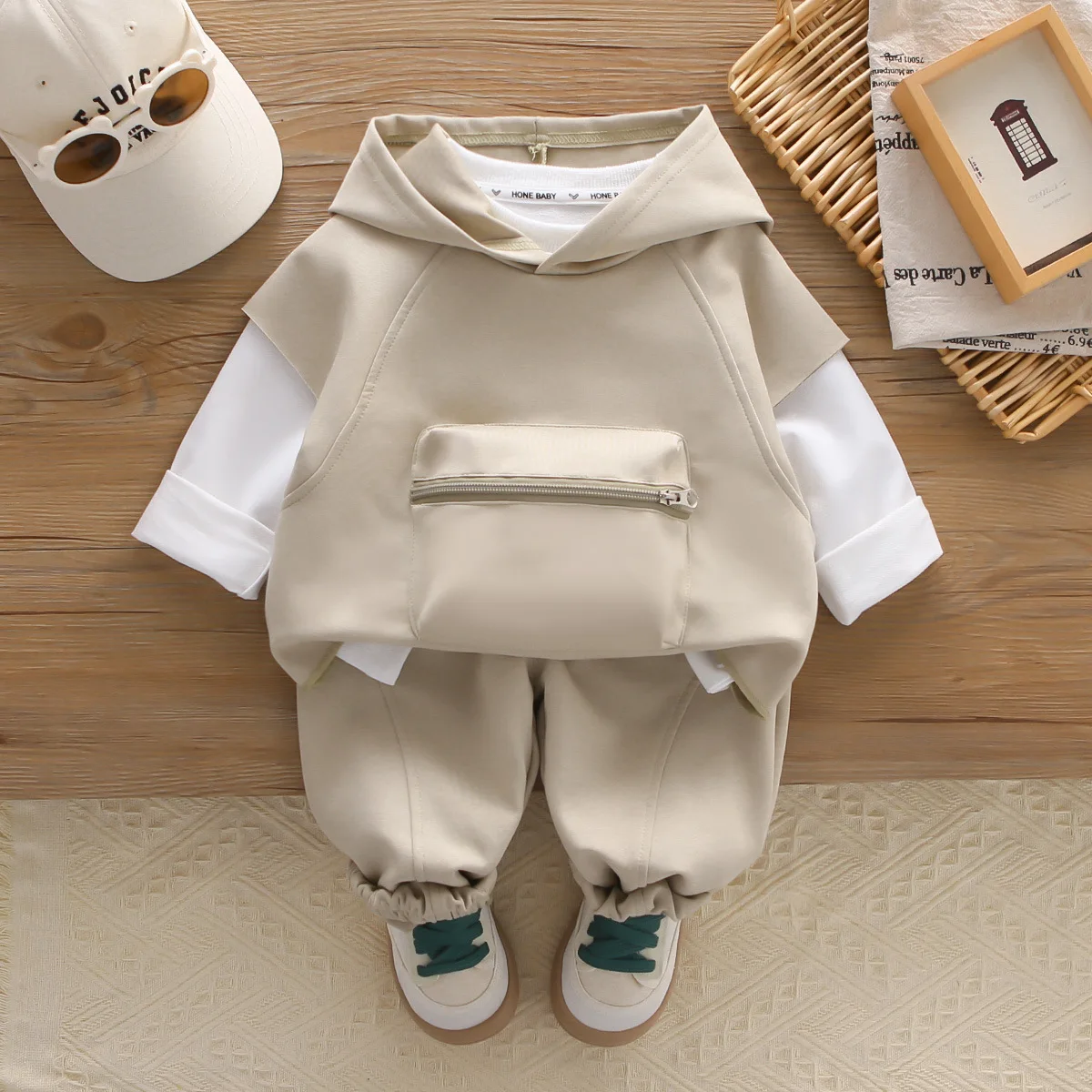 خريف 2025 ملابس أطفال أولادي جديدة من 18 إلى 24 شهرًا سترة رياضية بدون أكمام مع قلنسوة + تي شيرت + سراويل أطفال أولاد ملابس عيد الميلاد الأول