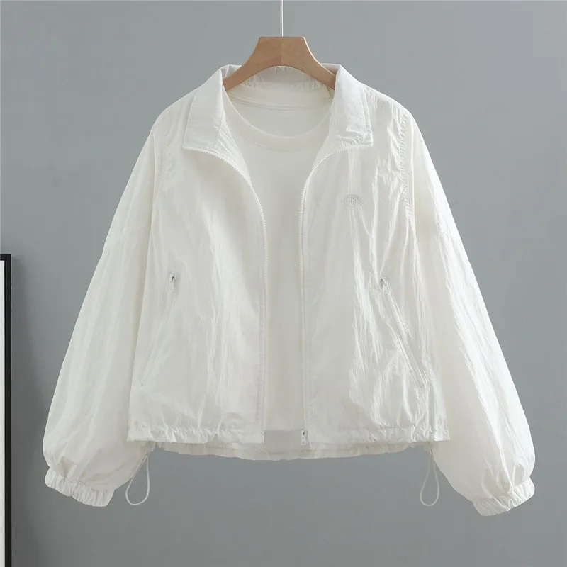 Cienka damska kurtka z kapturem na sznurki, chroniąca przed słońcem, nowa kolekcja lato 2025, koreańska wersja, luźna, z nadrukiem liter, stójka, narzutka.