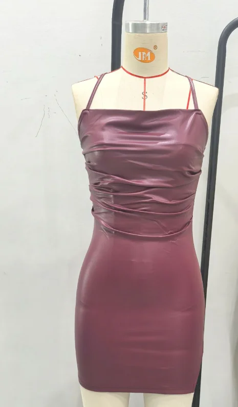 Verão nova cor sólida plissado design fenda sem costas pendurado pescoço vestido para mulher, sexy férias tendência couro envolto hip vestido