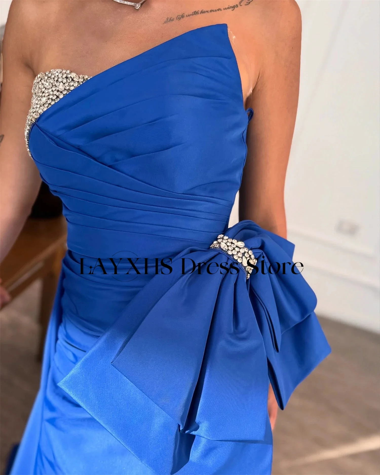 LAYXHS หรูหราชุดราตรีสีฟ้าลูกปัดโบว์ด้านข้างผ่าคอร์ทเทรนพลีทชุดราตรีที่กำหนดเอง فساتين سهرات