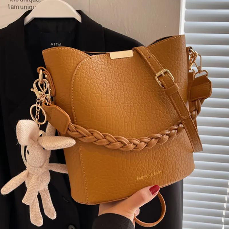 

Senior texture casual shoulder bag ins female bag 2023 new simple cross-body bag niche French bucket bag