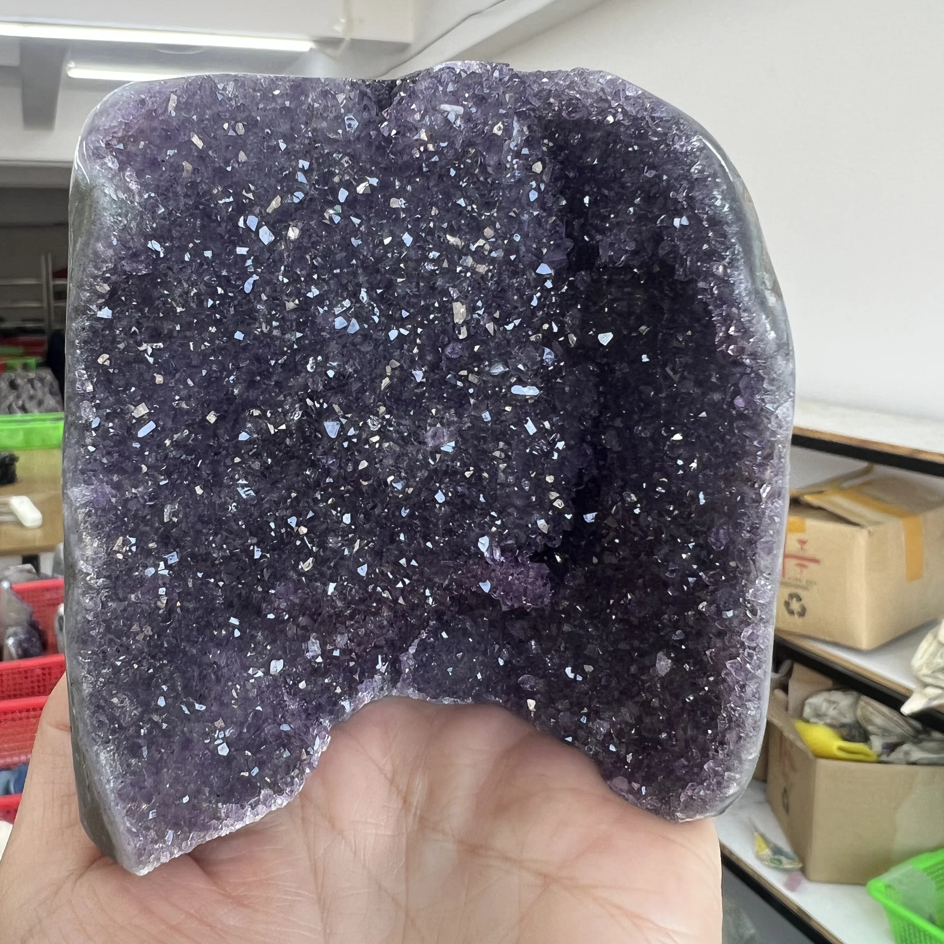 

698 г, 9,5 см, натуральный уругвайский аметистовый кристалл «Мечта», кластер на подставке