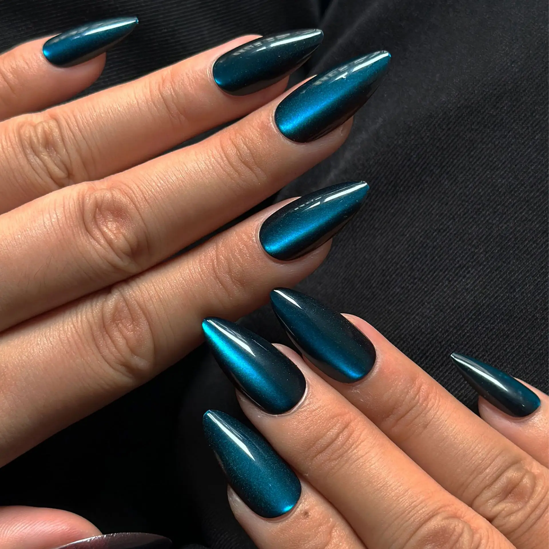 24 Stück glänzende rote Katzenaugen-Nägel zum Aufdrücken, vollständige Abdeckung, nackte Farbe, tragbare Mandel-Kunstnägel, Charms, abnehmbarer künstlicher Nagel für Mädchen