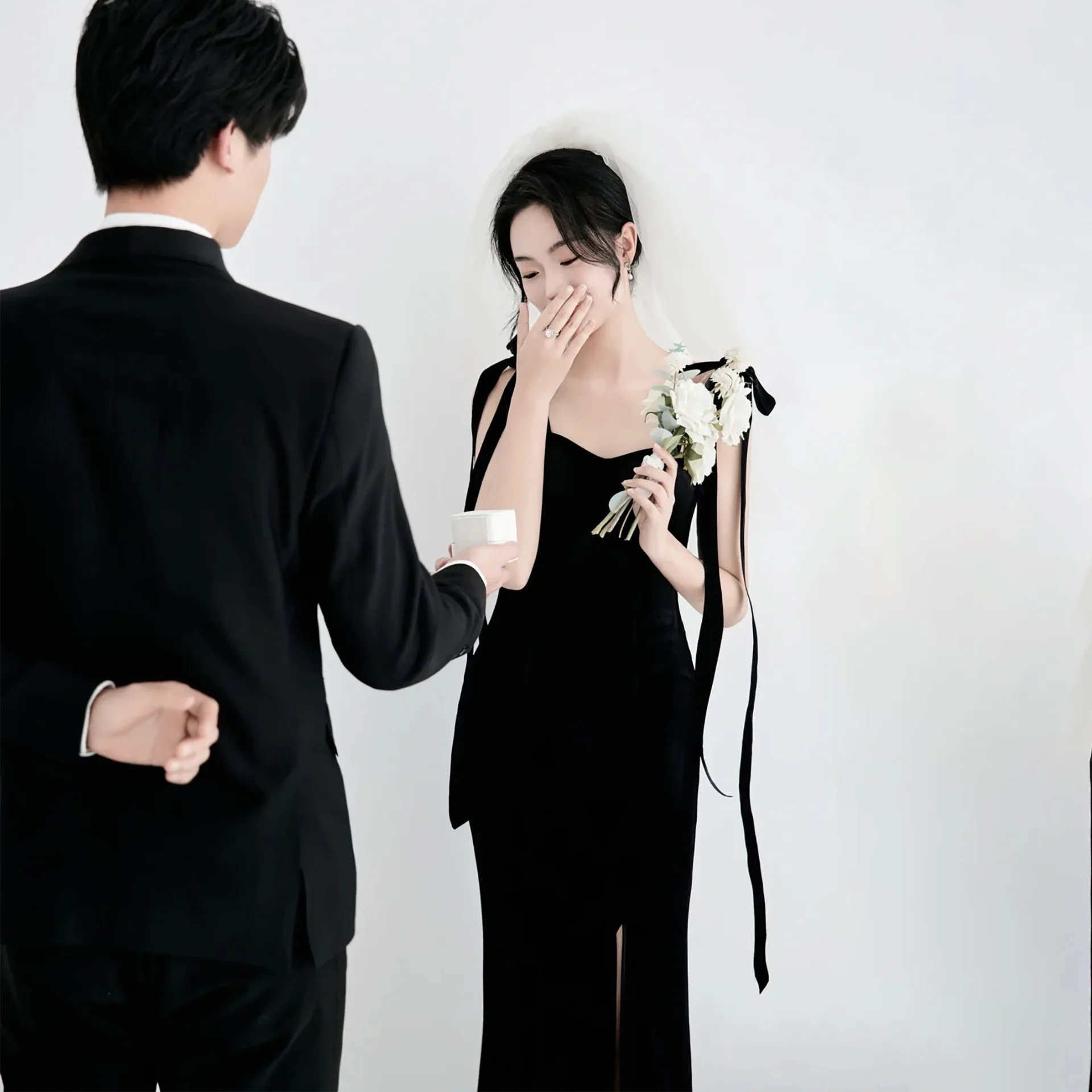 Camisola vestido de noche de terciopelo lazo negro diseño de interés especial tema de estudio de alto sentido pareja tomando fotos boda ligera