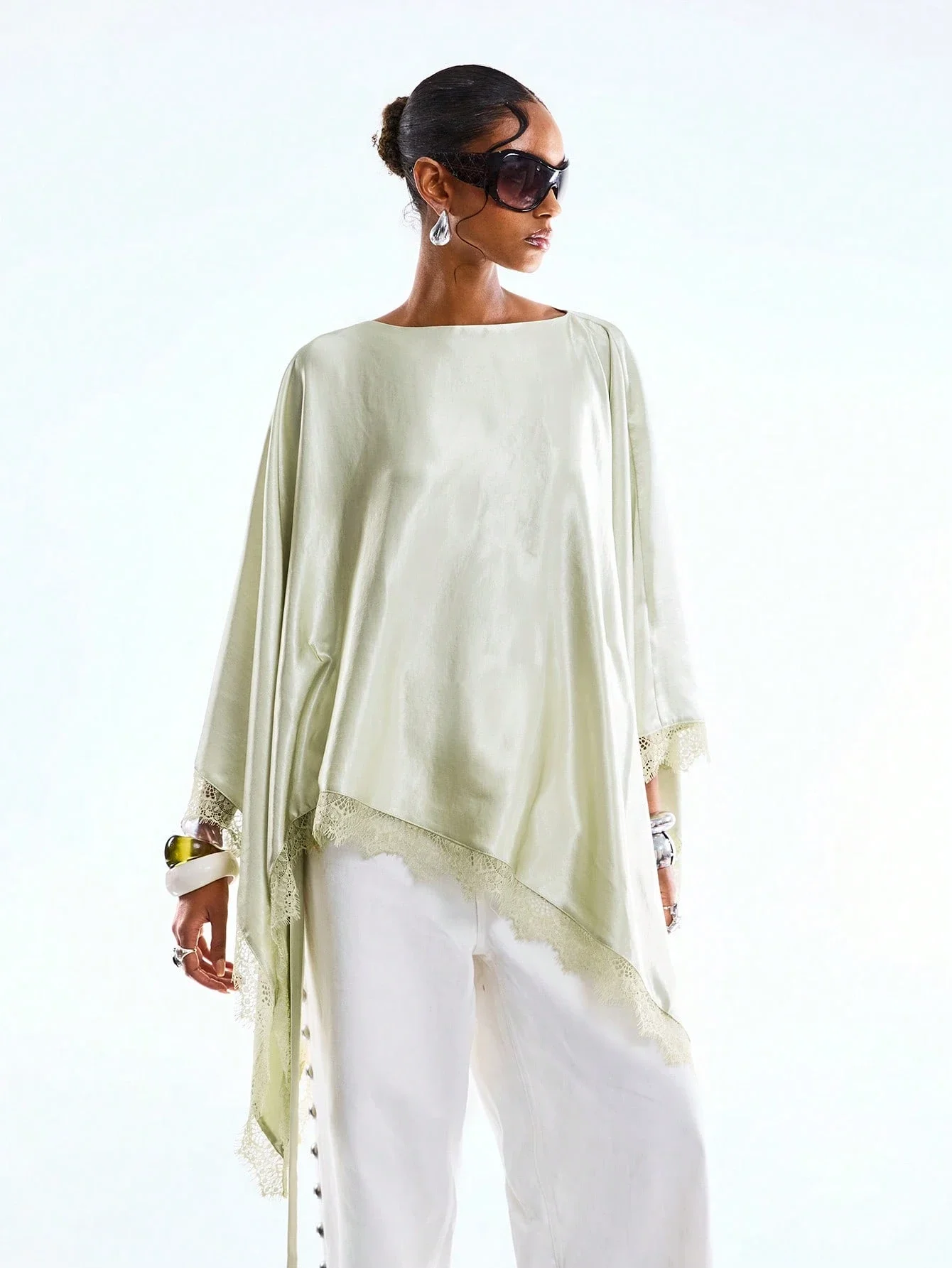 

Элегантная женская блузка с рукавами «летучая мышь», асимметричным подолом и кружевной отделкой, однотонная