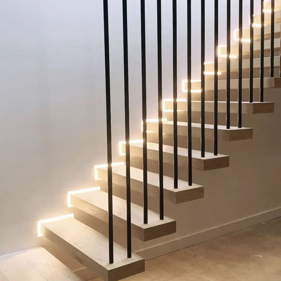التخصيص التصميم الحديث درج عائم داخلي خطوات الخشب الصلب مع درابزين زجاجي