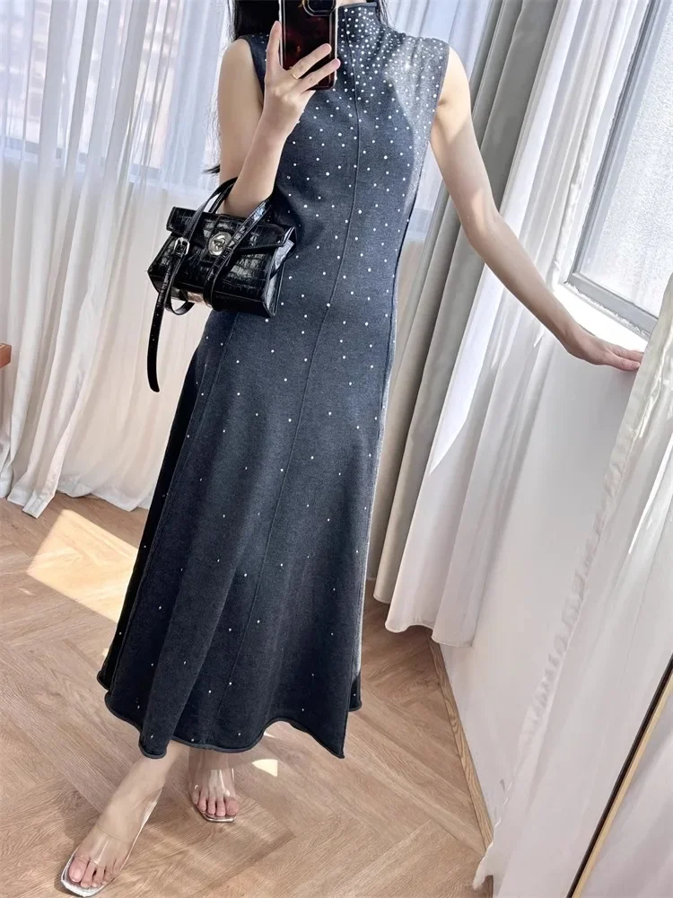 فستان محبوك رمادي متطور للنساء للربيع/الصيف برقبة دائرية بدون أكمام فستان فريد من نوعه