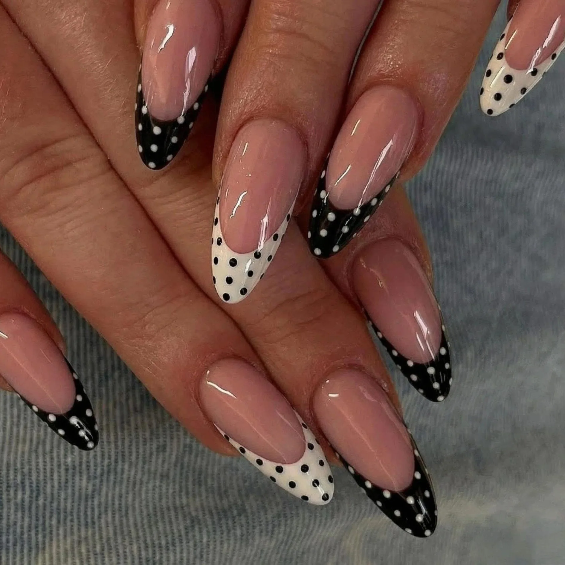 

24 classic black and white polka dot French fake nails, reusable women's minimalist decorative pressed nails, are an ideal choice for birthday gifts and daily holiday gifts for retro style nail enthusiasts