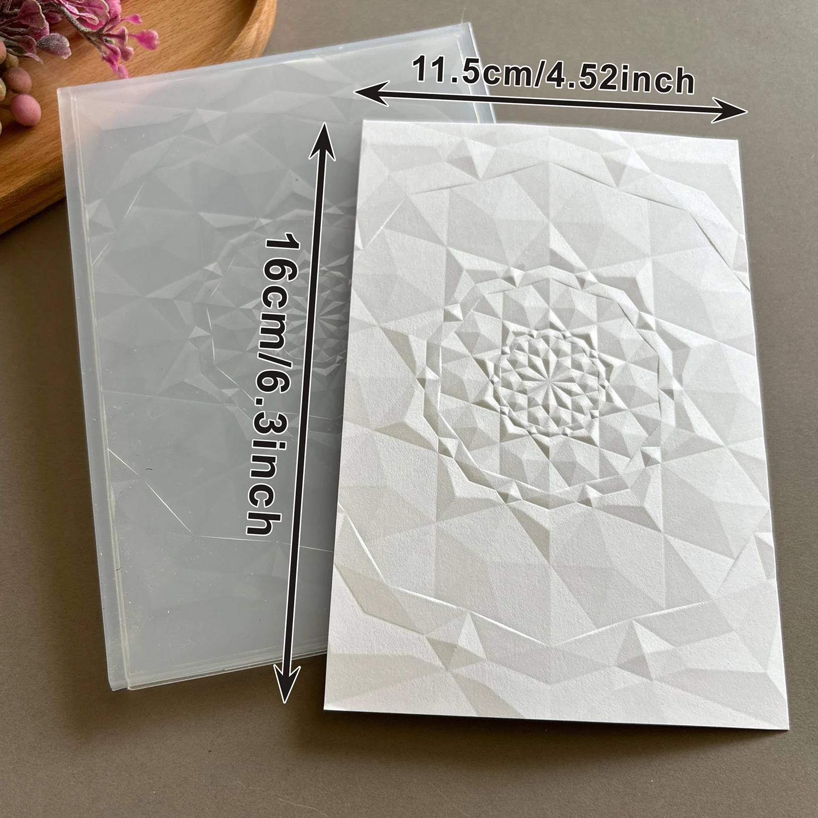 Diseña una carpeta en relieve 3D con un fuerte sentido del arte: estampados geométricos sobre papel y plástico, plástico duradero, blanco, festivo