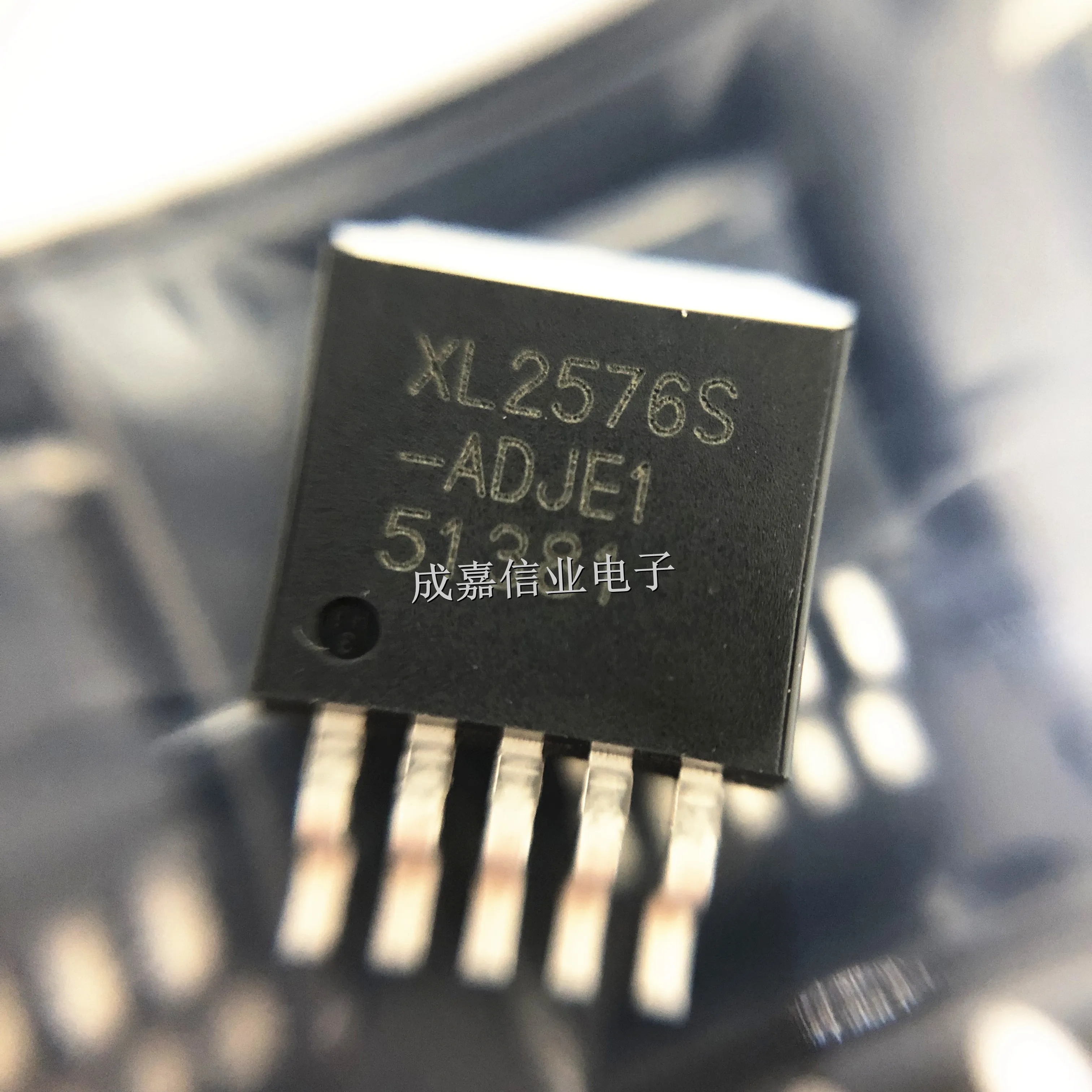 10pcs/Lot XL2576S-ADJE1 TO-263-5 Buck DC-DC Power Supply Chip 1.23V~37V 3A 52kHz -40℃~+125℃